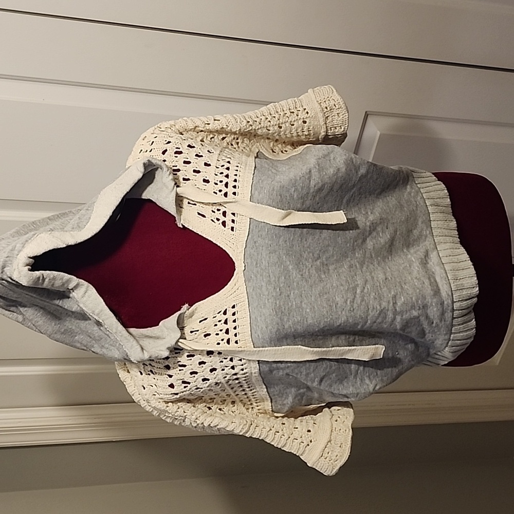 Womens Juniors Short Sleeve Gray with Cream Lace Hoodie with Pocket. Size Large